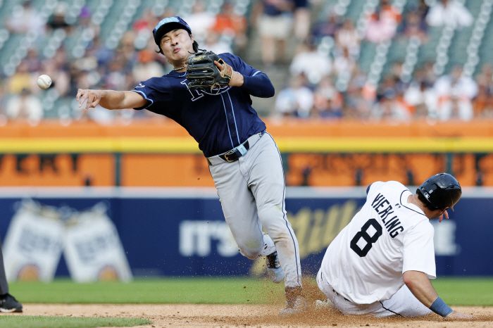 탬파베이 유격수 김하성이 4회말 디트로이트 1루주자 맷 비어링을 2루에서 포스아웃한 뒤 1루로 송구하고 있다. AP연합뉴스