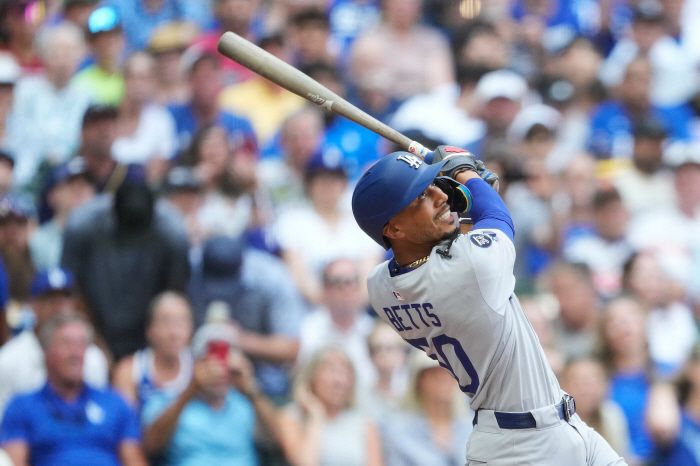 다저스 무키 베츠가 5회초 2사 만루서 우익수 뜬공을 치고 있다. AFP연합뉴스