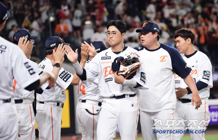 신바람 5연승. KIA에 승리 후 하이파이브를 나누고 있는 채은성.