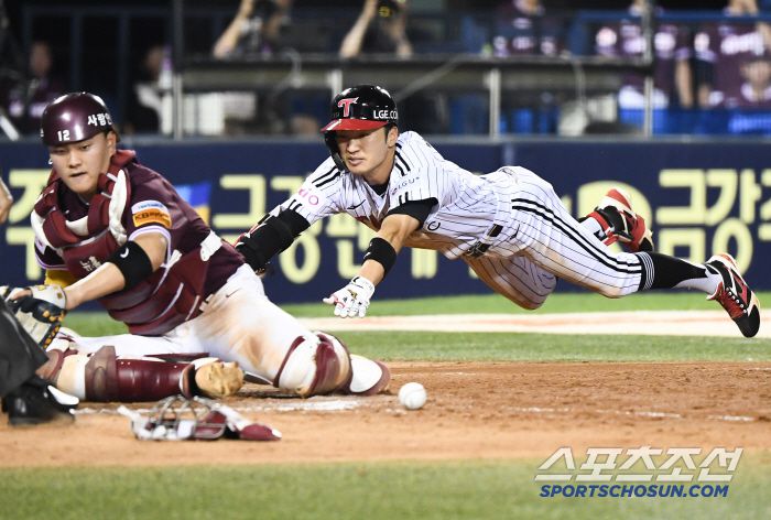 9일 서울 잠실구장에서 열린 키움-LG전. 7회말 1사 1,2루 박해민이 좌익수 앞 3루타를 날린 후 스톤이 공을 놓치자 홈까지 쇄도해 박관우에 이어 득점하고 있다. 잠실=정재근 기자 cjg@sportschosun.com/2025.7.9/