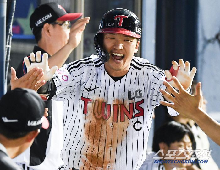 9일 서울 잠실구장에서 열린 키움-LG전. 7회말 1사 1,2루 박해민이 좌익수 앞 타구를 날린 후 스톤이 공을 놓치자 홈까지 쇄도해 득점한 후 환영받고 있다. 잠실=정재근 기자 cjg@sportschosun.com/2025.7.9/