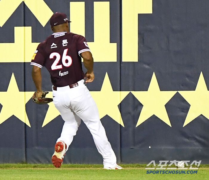 9일 서울 잠실구장에서 열린 키움-LG전. 7회말 1사 1,2루 박해민의 좌익수 앞 3루타 때 스톤이 공을 뒤로 빠뜨리고 있다. 잠실=정재근 기자 cjg@sportschosun.com/2025.7.9/
