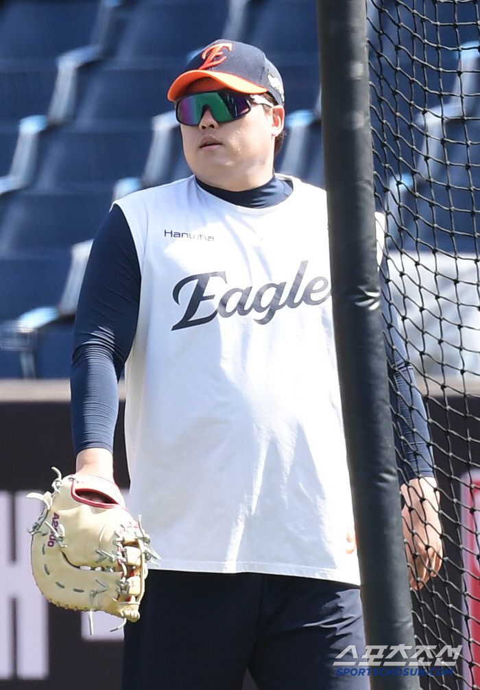 9일 대전 한화생명 볼파크에서 열리는 한화와 KIA의 주중 3연전 두 번째 경기. 동료들 수비 훈련을 돕고 있는 류현진. 대전=송정헌 기자songs@sportschosun.com/2025.07.09/