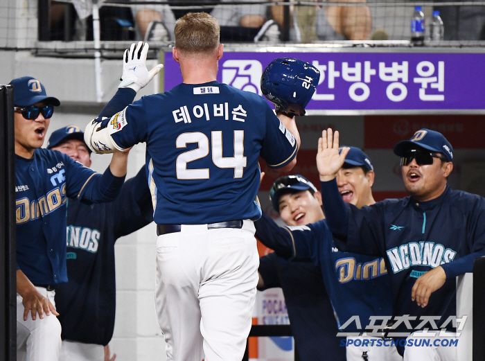2일 대전 한화생명볼파크에서 열린 NC-한화전. 7회초 1사 데이비슨이 솔로포를 친 후 이호준 감독의 축하를 받고 있다. 대전=정재근 기자 cjg@sportschosun.com/2025.7.2/