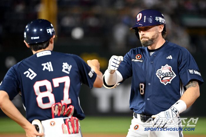 10일 부산 사직야구장에서 열린 두산과 롯데의 경기, 7회초 2사 2루 두산 케이브가 1타점 적시타를 치고 기뻐하고 있다. 부산=허상욱 기자wook@sportschosun.com/2025.07.10/
