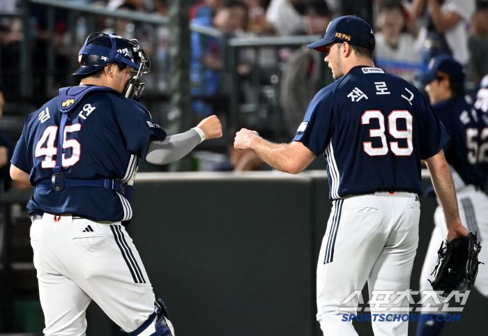 10일 부산 사직야구장에서 열린 두산과 롯데의 경기, 5회말 2사 1,3루 위기를 넘긴 두산 잭로그 김기연 배터리가 서로를 격려하고 있다. 부산=허상욱 기자wook@sportschosun.com/2025.07.10/
