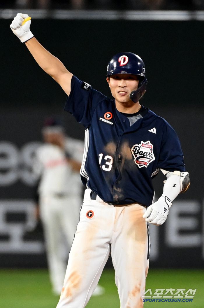 9일 부산 사직야구장에서 열린 두산과 롯데의 경기, 9회초 2사 2루 이유찬이 1타점 적시타를 치고 2루까지 진루하며 환호하고 있다. 부산=허상욱 기자wook@sportschosun.com/2025.07.09/