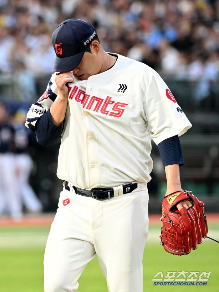 10일 부산 사직야구장에서 열린 두산과 롯데의 경기, 3회초 3실점 후 이닝을 마친 나균안이 더그아웃으로 향하며 땀을 닦아내고 있다. 부산=허상욱 기자wook@sportschosun.com/2025.07.10/