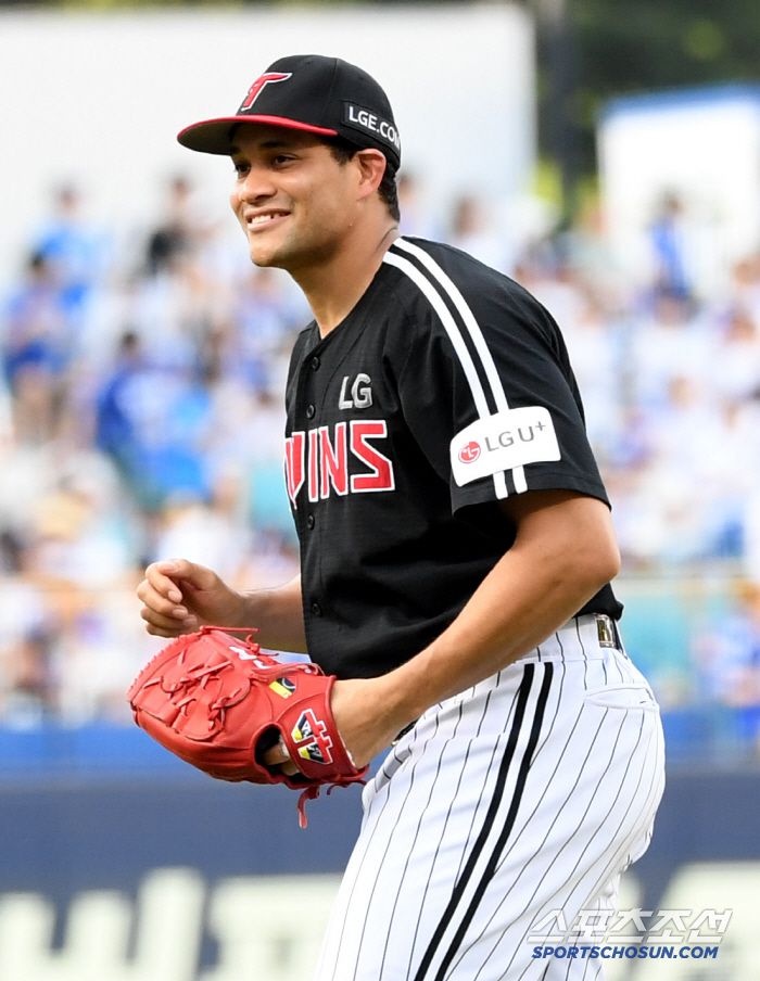 5일 대구 라이온즈파크에서 열린 삼성 라이온즈와 LG 트윈스의 경기. LG 치리노스가 주심에게 인사를 하고 있다. 대구=박재만 기자 pjm@sportschosun.com/2025.07.05/