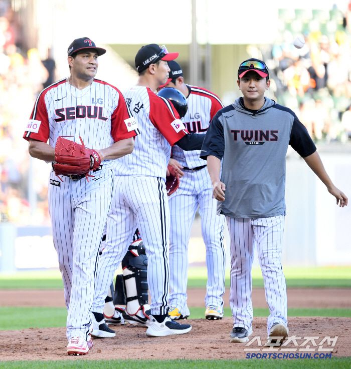 29일 잠실구장에서 열린 LG 트윈스와 KIA 타이거즈의 경기. LG 선발 치리노스가 6회를 마치지 못하고 마운드에서 내려오고 있다. 잠실=박재만 기자 pjm@sportschosun.com/2025.06.29/