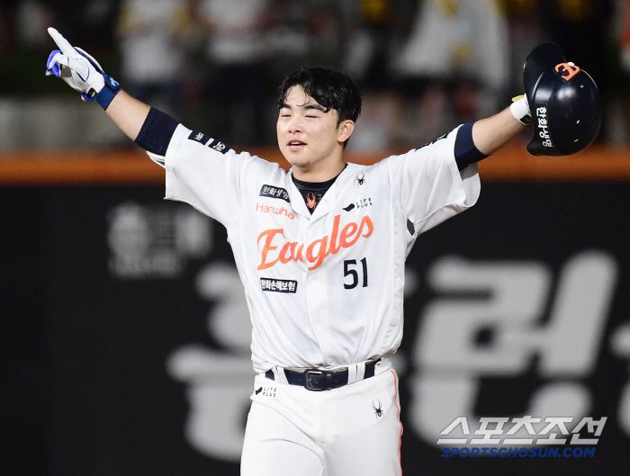 9회말 2사 만루. 끝내기 안타를 날린 문현빈.