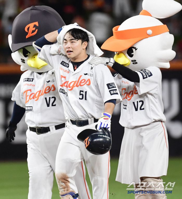 전반기 마지막날. 주인공이 된 문현빈.