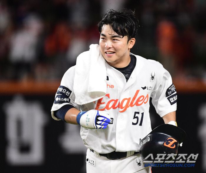 10구까지 가는 승부 끝에 끝내기 안타를 날린 문현빈.