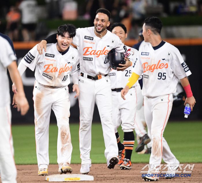 문현빈이 끝내기 안타에 함께 기뻐하는 이진영, 리베라토.