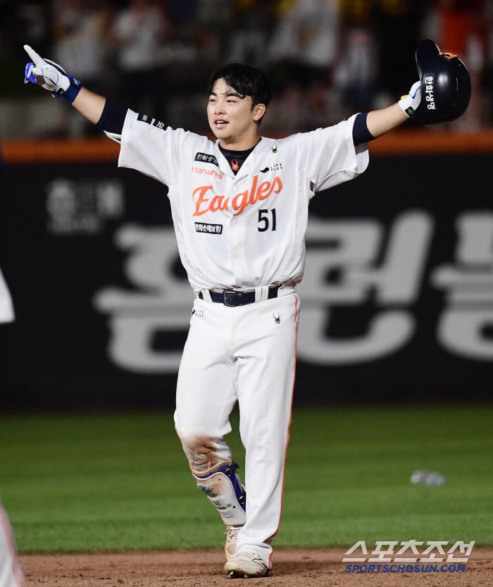 프로 첫 끝내기 안타를 날린 문현빈.