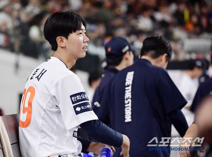 마운드를 내려와 동료들 경기 지켜보는 황준서.