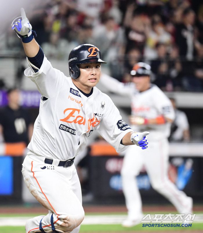 9회말 2사 만루. 끝내기 안타를 날린 문현빈.