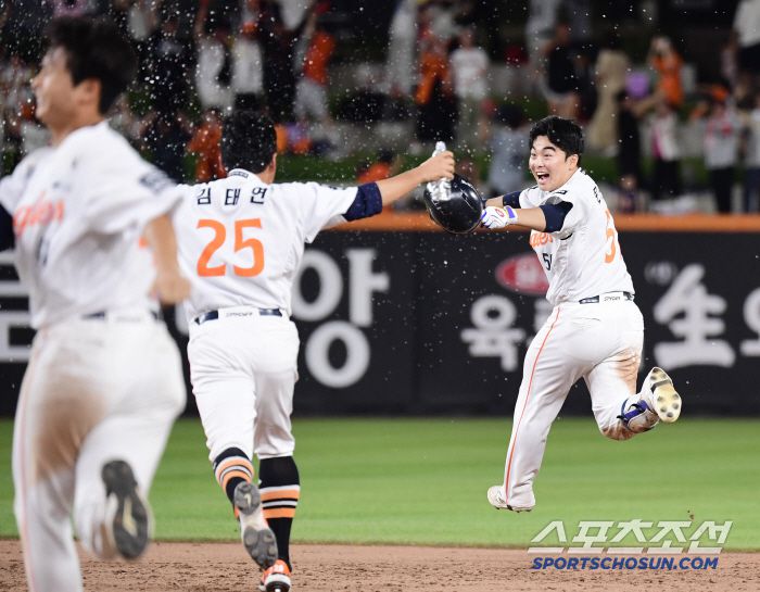 9회말 2사 만루. 짜릿한 끝내기 안타.