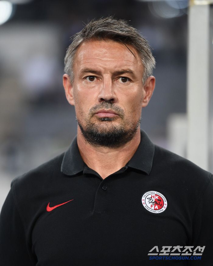 11일 오후 경기도 용인미르스타디움에서 열린 E-1 챔피언십(동아시안컵) 한국과 홍콩의 경기. 홍콩 애슐리 웨스트우드 감독이 경기를 지켜보고 있다. 용인=정재근 기자 cjg@sportschosun.com/2025.7.11/