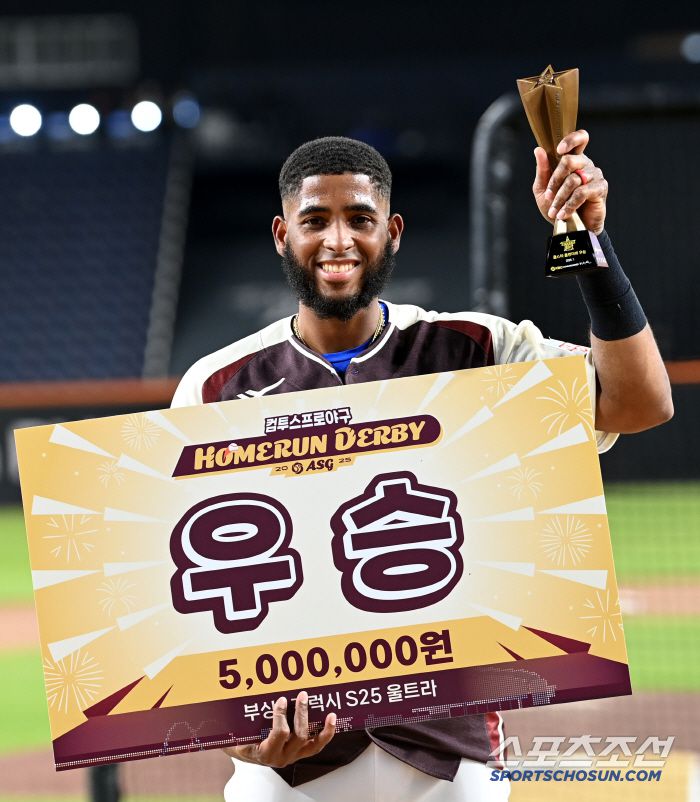 11일 대전 한화생명볼파크에서 열린 2025 KBO 올스타전 홈런 더비, 우승을 차지한 디아즈가 트로피를 들고 포즈를 취하고 있다. 대전=허상욱 기자wook@sportschosun.com/2025.07.11/