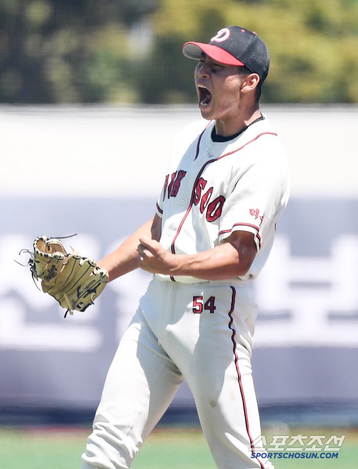 12일 서울 목동구장에서 열린 제80회 청룡기 고교야구선수권 대회 및 주말리그 왕중왕전 부산고와 덕수고의 결승전. 덕수고 김화중이 4회초 실점 위기를 넘기며 환호하고 있다. 목동=정재근 기자 cjg@sportschosun.com/2025.7.12/