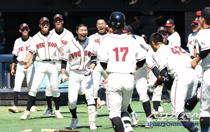 12일 서울 목동구장에서 열린 제80회 청룡기 고교야구선수권 대회 및 주말리그 왕중왕전 부산고와 덕수고의 결승전. 1회말 2사 1루 덕수고 설재민(42)이 투런포를 친 후 환영받고 있다. 목동=정재근 기자 cjg@sportschosun.com/2025.7.12/