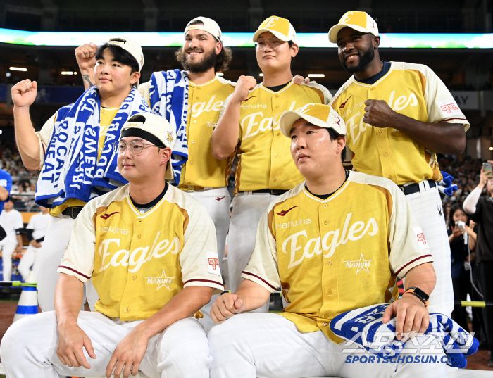 11일 대전 한화생명볼파크에서 열린 2025 KBO 올스타전 홈런 더비, 한화 문현빈, 폰세, 김서현, 플로리얼, 박상원, 이도윤이 포즈를 취하고 있다. 대전=허상욱 기자wook@sportschosun.com/2025.07.11/