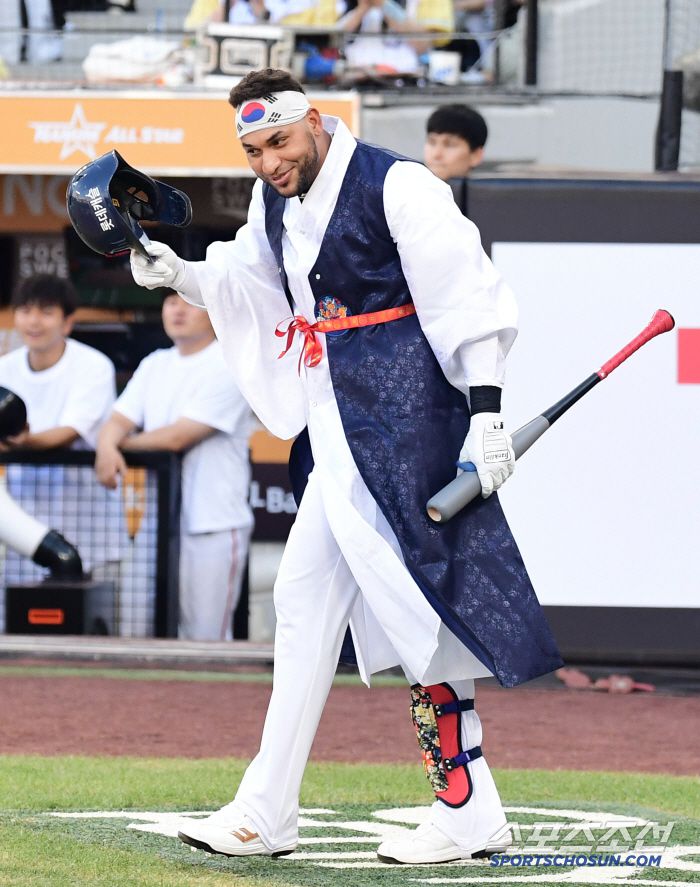 12일 대전 한화생명볼파크에서 열린 2025 KBO 올스타전, 한복 입고 등장한 롯데 레이예스. 대전=송정헌 기자songs@sportschosun.com/2025.07.12/