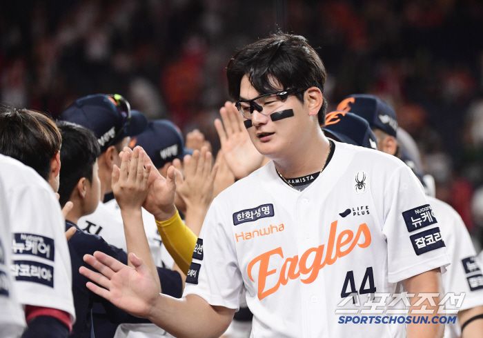 9일 대전 한화생명 볼파크에서 열린 한화와 KIA의 경기. 한화가 KIA에 7대 4로 승리했다. 경기 종료 후 하이파이브를 나누고 있는 한화 김서현. 대전=송정헌 기자songs@sportschosun.com/2025.07.09/