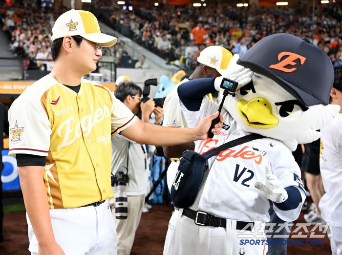 11일 대전 한화생명볼파크에서 열린 2025 KBO 올스타전 홈런 더비, 한화 김서현이 마스코트 수리와 즐거운 시간을 보내고 있다. 대전=허상욱 기자wook@sportschosun.com/2025.07.11/