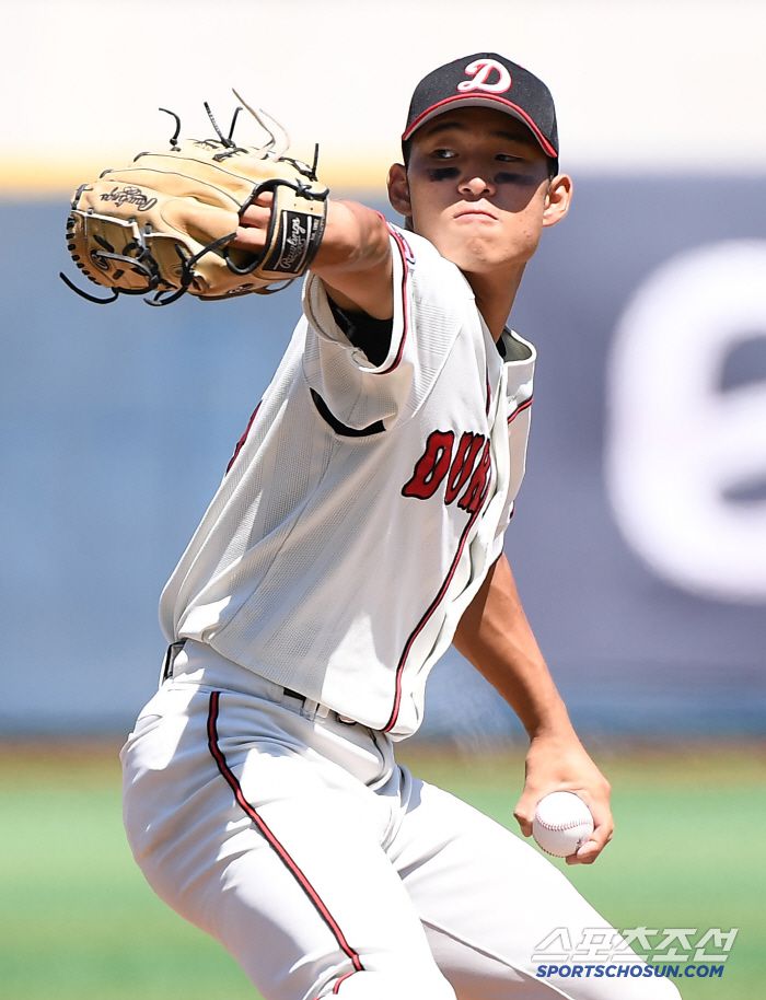 12일 서울 목동구장에서 열린 제80회 청룡기 고교야구선수권 대회 및 주말리그 왕중왕전 부산고와 덕수고의 결승전. 2회초 구원 등판한 덕수고 김화중이 투구하고 있다. 목동=정재근 기자 cjg@sportschosun.com/2025.7.12/
