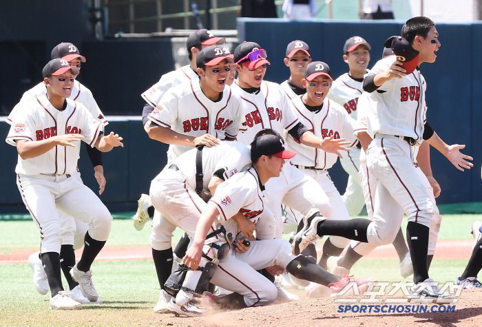 12일 서울 목동구장에서 열린 제80회 청룡기 고교야구선수권 대회 및 주말리그 왕중왕전 부산고와 덕수고의 결승전. 7대3으로 승리하며 우승을 차지한 덕수고 선수들이 환호하고 있다. 목동=정재근 기자 cjg@sportschosun.com/2025.7.12/