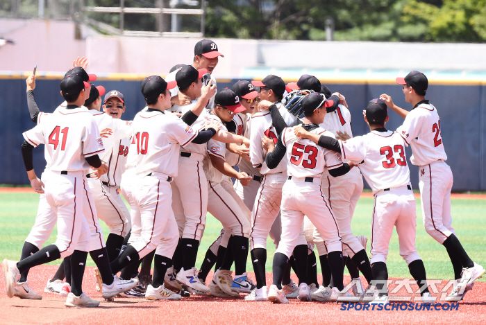 12일 서울 목동구장에서 열린 제80회 청룡기 고교야구선수권 대회 및 주말리그 왕중왕전 부산고와 덕수고의 결승전. 7대3으로 승리하며 우승을 차지한 덕수고 선수들이 환호하고 있다. 목동=정재근 기자 cjg@sportschosun.com/2025.7.12/
