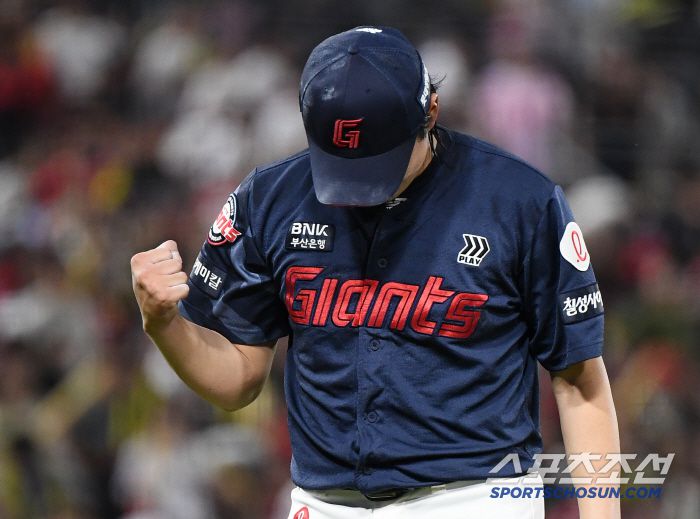 6일 광주 기아 챔피언스필드에서 열린 롯데-KIA전. 정철원이 7회말을 무실점으로 막으며 기뻐하고 있다. 광주=정재근 기자 cjg@sportschosun.com/2025.7.6/