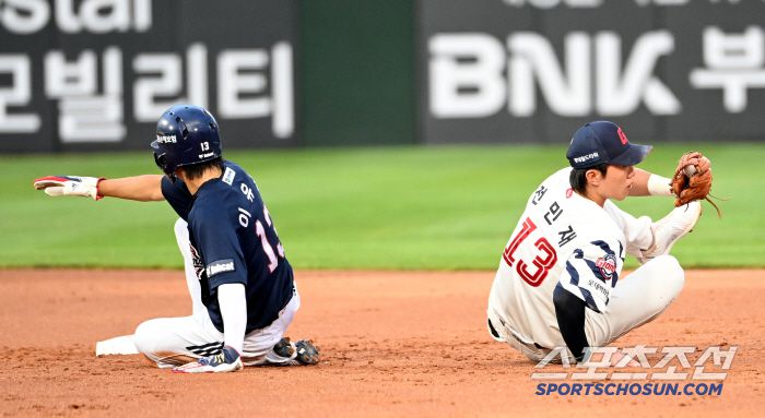 9일 부산 사직야구장에서 열린 두산과 롯데의 경기,2회초 1사 만루 두산 정수빈의 내야땅볼때 1루주자 이유찬이 2루 포스아웃되고 있다. 롯데 유격수는 전민재. 부산=허상욱 기자wook@sportschosun.com/2025.07.09/