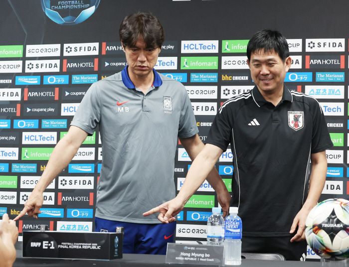 입장하는 홍명보 감독과 모리야스 감독      (용인=연합뉴스) 홍기원 기자 = 6일 경기도 용인미르스타디움에서 열린 2025년 동아시아축구연맹(EAFF) E-1 챔피언십(동아시안컵) 공식 기자회견에서 한국 홍명보 감독과 일본 모리야스 감독이 입장하고 있다. 2025.7.6