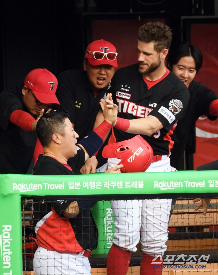 28일 잠실구장에서 열린 LG 트윈스와 KIA 타이거즈의 경기. KIA 위즈덤이 김태군이 득점한 최형우를 반기고 있다. 잠실=박재만 기자 pjm@sportschosun.com/2025.06.28/