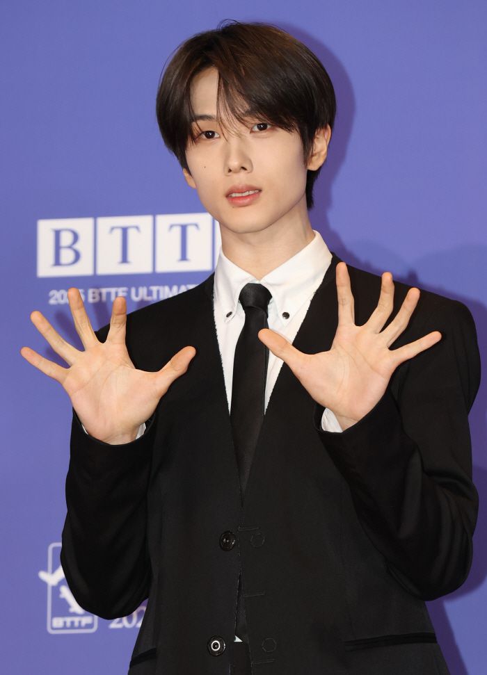 포즈 취하는 지성      (서울=연합뉴스) 이재희 기자 = 그룹 엔시티 드림(NCT DREAM)의 지성이 14일 서울 송파구 롯데시네마 월드타워점에서 열린 다섯 번째 앨범 '고 백 투 더 퓨쳐' 제작 발표회에 참석, 포즈를 취하고 있다. 2025.7.14      scape@yna.co.kr  (끝)      <저작권자(c) 연합뉴스, 무단 전재-재배포, AI 학습 및 활용 금지>