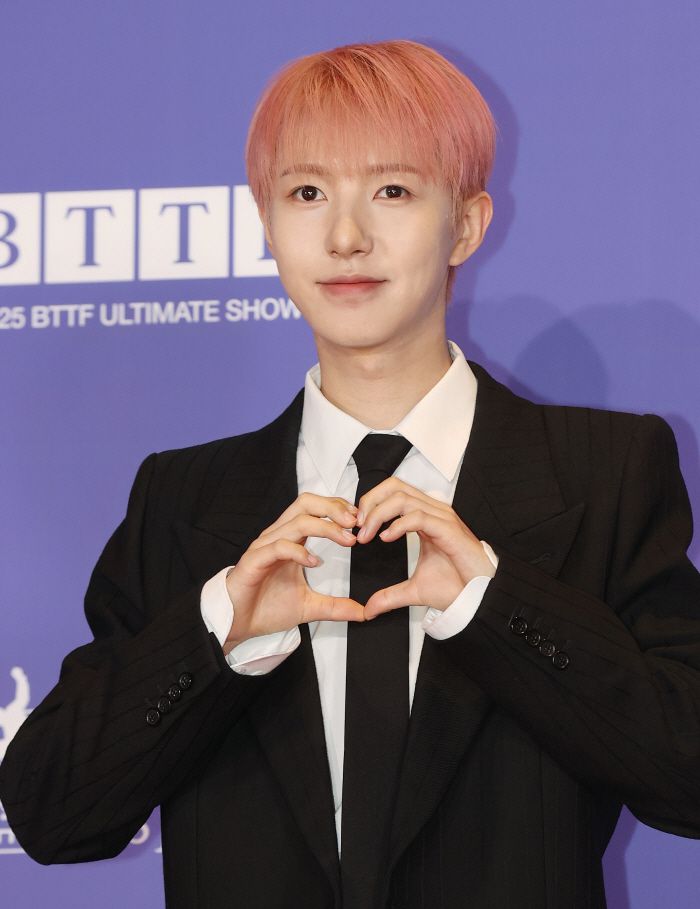 하트 만드는 런쥔      (서울=연합뉴스) 이재희 기자 = 그룹 엔시티 드림(NCT DREAM)의 런쥔이 14일 서울 송파구 롯데시네마 월드타워점에서 열린 다섯 번째 앨범 '고 백 투 더 퓨쳐' 제작 발표회에 참석, 포즈를 취하고 있다. 2025.7.14      scape@yna.co.kr  (끝)      <저작권자(c) 연합뉴스, 무단 전재-재배포, AI 학습 및 활용 금지>