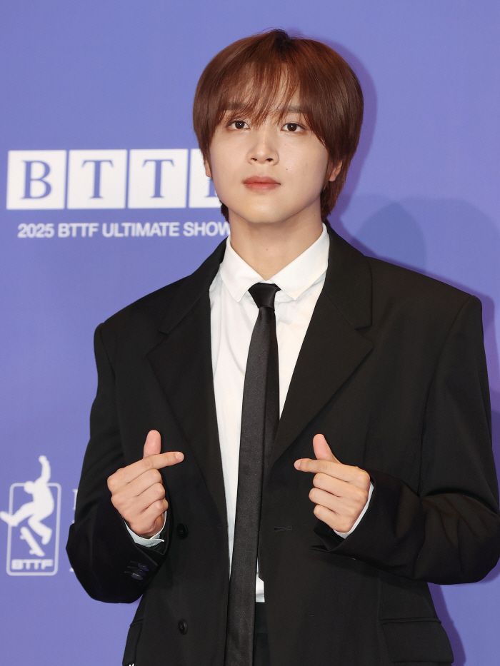 손가락으로 하트 만드는 해찬      (서울=연합뉴스) 이재희 기자 = 그룹 엔시티 드림(NCT DREAM)의 해찬이 14일 서울 송파구 롯데시네마 월드타워점에서 열린 다섯 번째 앨범 '고 백 투 더 퓨쳐' 제작 발표회에 참석, 포즈를 취하고 있다. 2025.7.14      scape@yna.co.kr  (끝)      <저작권자(c) 연합뉴스, 무단 전재-재배포, AI 학습 및 활용 금지>