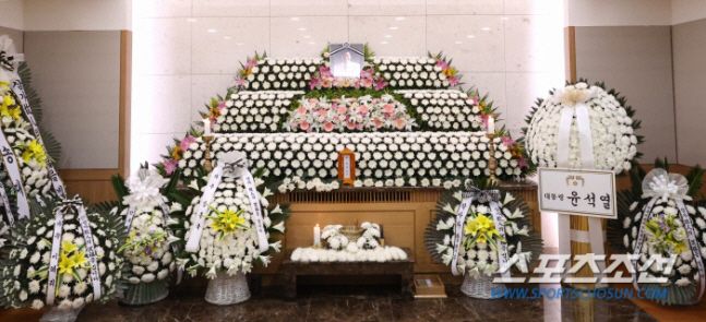 故 현철(본명 강상수)의 빈소가 17일 서울 아산병원 장례식장에 마련됐다. 현철은 수년전 경추 디스크 수술을 받은 뒤 신경 손상으로 건강이 악화돼 오랜 기간 투병해왔으며, 끝내 세상을 떠났다. 향년 82세. 사진공동취재단