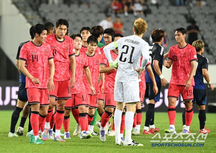 15일 오후 경기도 용인미르스타디움에서 열린 E-1 챔피언십(동아시안컵) 한국과 일본의 경기. 한국이 0대1로 패한 가운데 선수들이 아쉬워하고 있다. 용인=정재근 기자 cjg@sportschosun.com/2025.7.15/