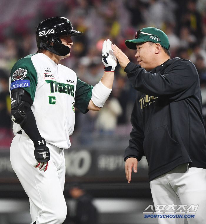 17일 광주 기아 챔피언스필드에서 열린 KT-KIA전. 9회말 2사 만루 나성범의 끝내기 적시타로 KIA가 5대4 역전승을 거뒀다. 나성범이 이범호 감독과 하이파이브하고 있다. 광주=정재근 기자 cjg@sportschosun.com/2025.4.17/