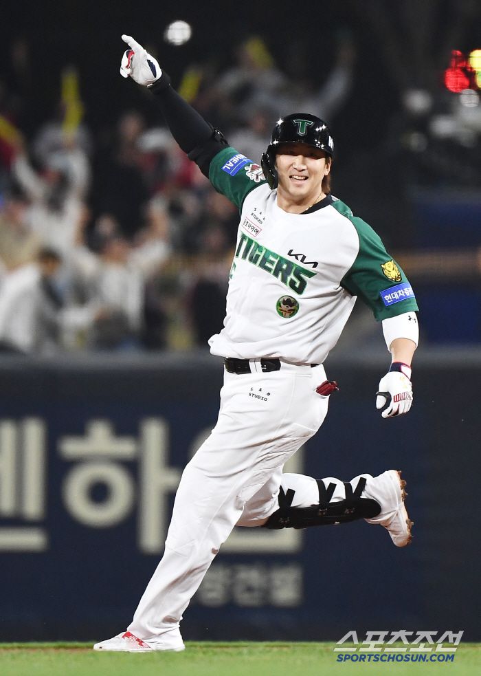17일 광주 기아 챔피언스필드에서 열린 KT-KIA전. 9회말 2사 만루 나성범의 끝내기 적시타로 KIA가 5대4 역전승을 거뒀다. 나성범이 환호하고 있다. 광주=정재근 기자 cjg@sportschosun.com/2025.4.17/