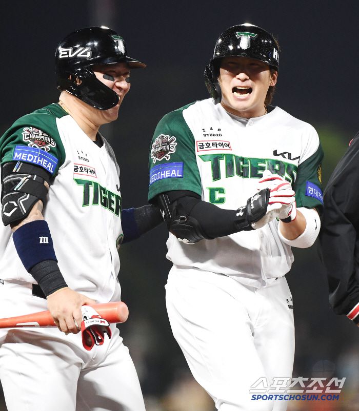 17일 광주 기아 챔피언스필드에서 열린 KT-KIA전. 9회말 2사 만루 나성범의 끝내기 적시타로 KIA가 5대4 역전승을 거뒀다. 나성범이 최형우와 함께 환호하고 있다. 광주=정재근 기자 cjg@sportschosun.com/2025.4.17/