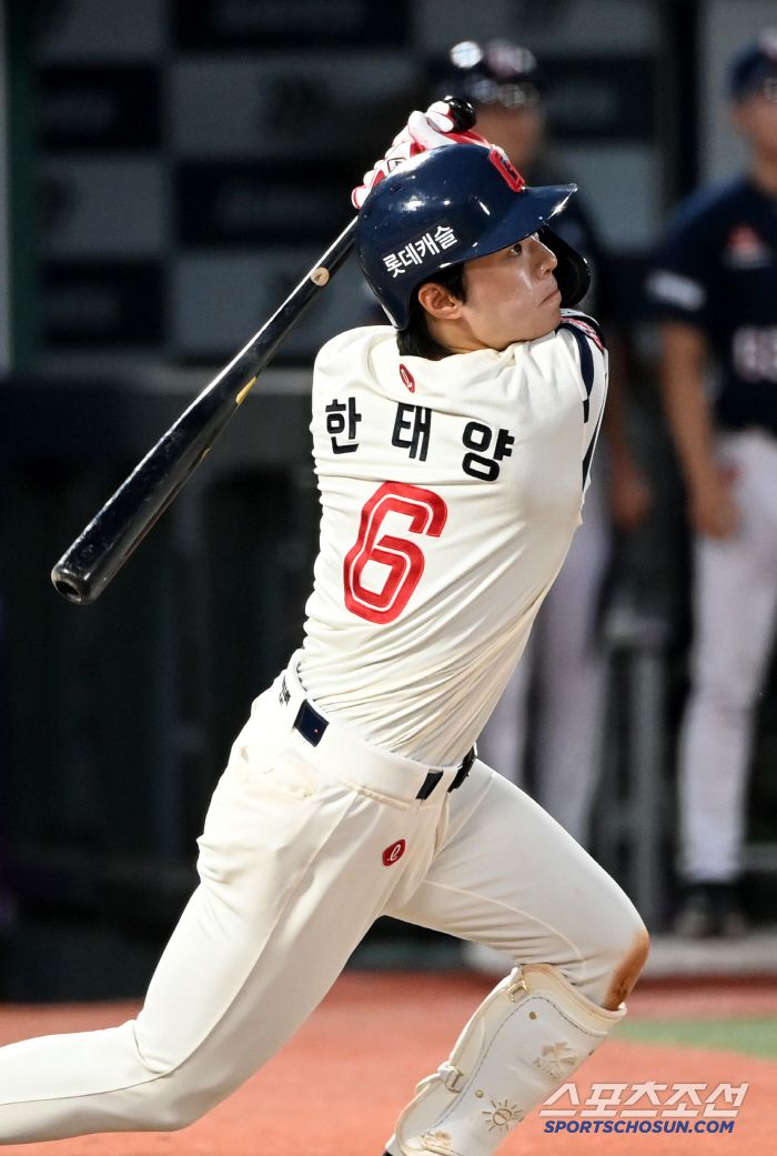 8일 부산사직야구장에서 열린 두산과 롯데의 경기, 5회말 무사 2루 롯데 한태양이 1타점 동점 2루타를 치고 있다. 부산=허상욱 기자wook@sportschosun.com/2025.07.08/