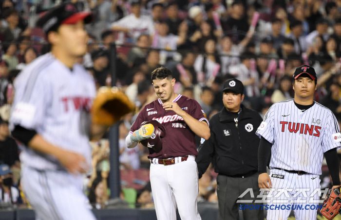 15일 잠실구장에서 열린 LG 트윈스와 키움 히어로즈의 경기. 7회초 키움 카디네스가 LG 임찬규 초구 커브에 맞은 뒤 통증을 호소하고 있다. 잠실=박재만 기자 pjm@sportschosun.com/2025.05.15/