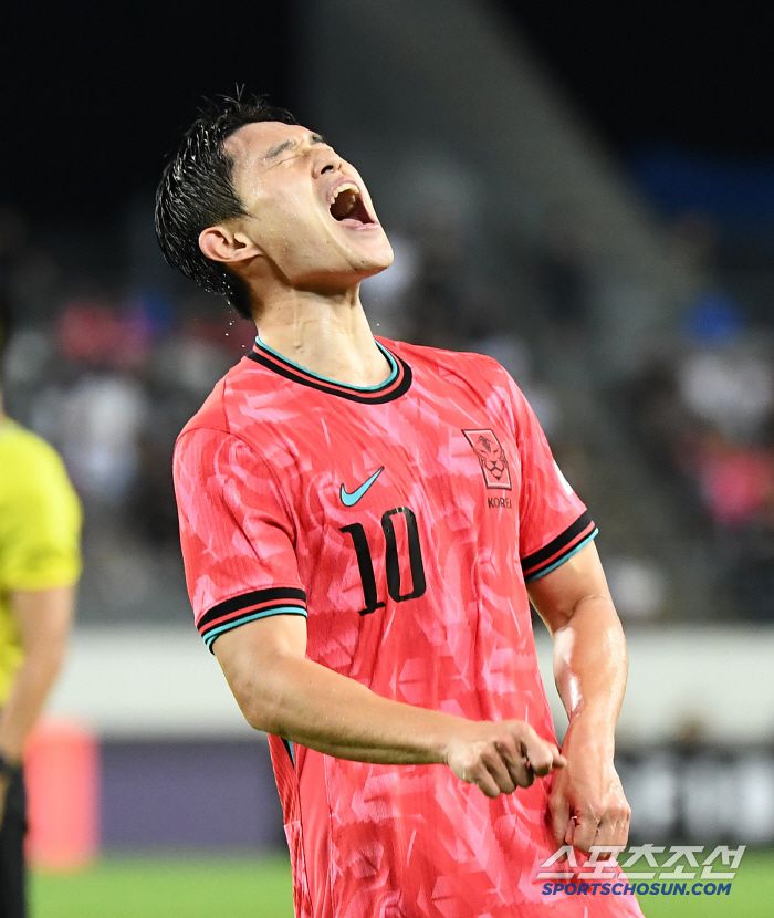 15일 오후 경기도 용인미르스타디움에서 열린 E-1 챔피언십(동아시안컵) 한국과 일본의 경기. 이동경이 슛이 막히자 울분을 토하고 있다. 용인=정재근 기자 cjg@sportschosun.com/2025.7.15/