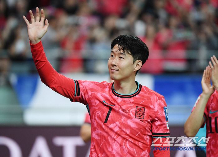 10일 서울월드컵경기장에서 열린 대한민국과 쿠웨이트의 2026년 북중미월드컵 아시아 3차예선 B조 최종전. 대한민국이 4대0 승리를 거둔 후 열린 월드컵 진출 축하행사에서 손흥민이 팬들에게 인사하고 있다. 상암=정재근 기자 cjg@sportschosun.com/2025.6.10/