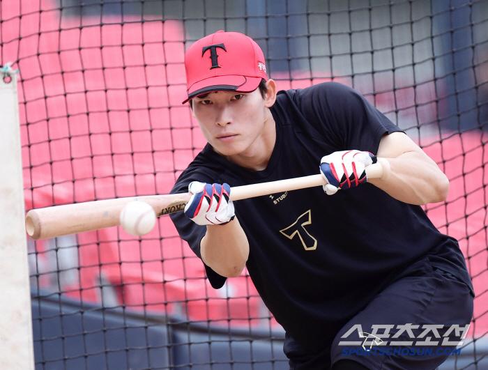 10일 광주 기아챔피언스필드에서 열린 KBO리그 KIA와 삼성의 경기. 번트 훈련을 하고 있는 김호령. 광주=송정헌 기자songs@sportschosun.com/2025.06.10/